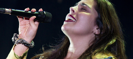 BARCELONA, ESPAÑA – MARZO 07. Anna Ferrer durante su concierto junto a Paula Grande como parte del Barnasants en el Centre Artesà Tradicionarius de Barcelona el 07/03/2021. Fotografía por Fernando Pérez, ferperez.foto3@gmail.com