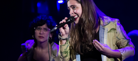 BARCELONA, ESPAÑA – MARZO 07. Paula Grande y Anna Ferrer en concierto como parte del Barnasants en el Centre Artesà Tradicionarius de Barcelona el 07/03/2021. Fotografía por Fernando Pérez, ferperez.foto3@gmail.com