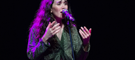 BARCELONA, ESPAÑA – MARZO 11. Carolina Alabau (Voz) intepretando "Sola" previo al concierto de Sara Roy como parte de Som Aquí 2021 en la Sala Luz de Gas en Barcelona, España el 11/03/2021. Fotografía por Fernando Pérez, ferperez.foto3@gmail.com