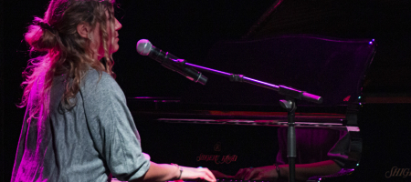 BARCELONA, ESPAÑA – MARZO 11. Berta Sala (Piano) interpretando "Sola" previo al concierto de Sara Roy como parte de Som Aquí 2021 en la Sala Luz de Gas en Barcelona, España el 11/03/2021. Fotografía por Fernando Pérez, ferperez.foto3@gmail.com