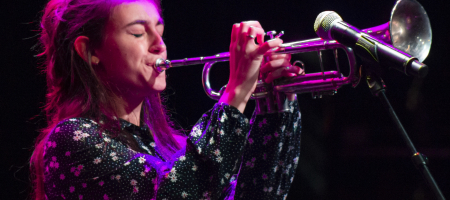 BARCELONA, ESPAÑA – MARZO 11. Alba Careta (Voz y trompeta) intepretando "Sola" previo al concierto de Sara Roy como parte de Som Aquí 2021 en la Sala Luz de Gas en Barcelona, España el 11/03/2021. Fotografía por Fernando Pérez, ferperez.foto3@gmail.com