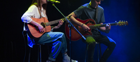 BARCELONA, ESPAÑA – MARZO 11. Sara Roy (Voz y guitarra) y Jordi Pinyot (Guitarra) en concierto como parte de Som Aquí 2021 en la Sala Luz de Gas en Barcelona, España el 11/03/2021. Fotografía por Fernando Pérez, ferperez.foto3@gmail.com