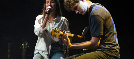 BARCELONA, ESPAÑA – MARZO 11. Sara Roy (Voz y guitarra) y Jordi Pinyot (Guitarra) en concierto como parte de Som Aquí 2021 en la Sala Luz de Gas en Barcelona, España el 11/03/2021. Fotografía por Fernando Pérez, ferperez.foto3@gmail.com