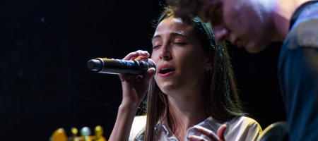 BARCELONA, ESPAÑA – MARZO 11. Sara Roy (Voz y guitarra) y Jordi Pinyot (Guitarra) en concierto como parte de Som Aquí 2021 en la Sala Luz de Gas en Barcelona, España el 11/03/2021. Fotografía por Fernando Pérez, ferperez.foto3@gmail.com sara roy barcelona