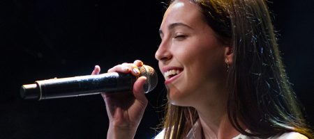 BARCELONA, ESPAÑA – MARZO 11. Sara Roy en concierto como parte de Som Aquí 2021 en la Sala Luz de Gas en Barcelona, España el 11/03/2021. Fotografía por Fernando Pérez, ferperez.foto3@gmail.com sara roy barcelona