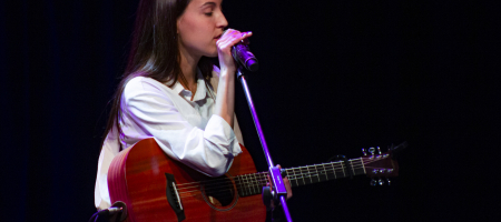 BARCELONA, ESPAÑA – MARZO 11. Sara Roy en concierto como parte de Som Aquí 2021 en la Sala Luz de Gas en Barcelona, España el 11/03/2021. Fotografía por Fernando Pérez, ferperez.foto3@gmail.com