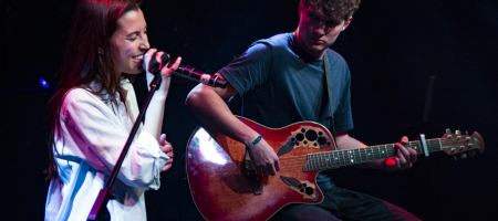 BARCELONA, ESPAÑA – MARZO 11. Sara Roy (Voz y guitarra) y Jordi Pinyot (Guitarra) en concierto como parte de Som Aquí 2021 en la Sala Luz de Gas en Barcelona, España el 11/03/2021. Fotografía por Fernando Pérez, ferperez.foto3@gmail.com