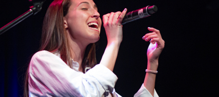 BARCELONA, ESPAÑA – MARZO 11. Sara Roy en concierto como parte de Som Aquí 2021 en la Sala Luz de Gas en Barcelona, España el 11/03/2021. Fotografía por Fernando Pérez, ferperez.foto3@gmail.com