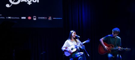 BARCELONA, ESPAÑA – MARZO 11. Sara Roy (Voz y guitarra) y Jordi Pinyot (Guitarra) en concierto como parte de Som Aquí 2021 en la Sala Luz de Gas en Barcelona, España el 11/03/2021. Fotografía por Fernando Pérez, ferperez.foto3@gmail.com sara roy barcelona