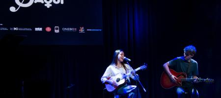 BARCELONA, ESPAÑA – MARZO 11. Sara Roy (Voz y guitarra) y Jordi Pinyot (Guitarra) en concierto como parte de Som Aquí 2021 en la Sala Luz de Gas en Barcelona, España el 11/03/2021. Fotografía por Fernando Pérez, ferperez.foto3@gmail.com sara roy barcelona