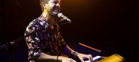 BARCELONA, ESPAÑA – ABRIL 24. Arco en concierto en el Centre Artesà Tradicionarius el 24 de abril de 2021 en Barcelona, España. (Foto por Fernando Pérez)