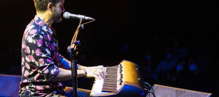 BARCELONA, ESPAÑA – ABRIL 24. Arco en concierto en el Centre Artesà Tradicionarius el 24 de abril de 2021 en Barcelona, España. (Foto por Fernando Pérez)
