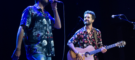 BARCELONA, ESPAÑA – ABRIL 24. Adrià Salas acompañando a Arco en su concierto en el Centre Artesà Tradicionarius el 24 de abril de 2021 en Barcelona, España. (Foto por Fernando Pérez)
