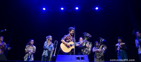 BARCELONA, ESPAÑA – ABRIL 24. Balkan Paradise Orchestra acompañando a Arco en su concierto en el Centre Artesà Tradicionarius el 24 de abril de 2021 en Barcelona, España. (Foto por Fernando Pérez)