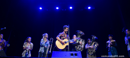 BARCELONA, ESPAÑA – ABRIL 24. Balkan Paradise Orchestra acompañando a Arco en su concierto en el Centre Artesà Tradicionarius el 24 de abril de 2021 en Barcelona, España. (Foto por Fernando Pérez)