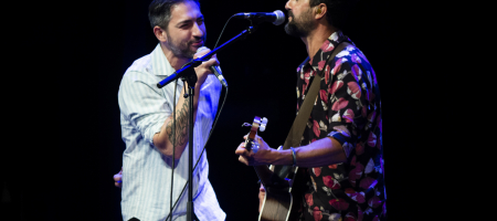 BARCELONA, ESPAÑA – ABRIL 24. Jere acompañando a Arco en su concierto en el Centre Artesà Tradicionarius el 24 de abril de 2021 en Barcelona, España. (Foto por Fernando Pérez)