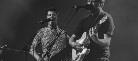 BARCELONA, ESPAÑA – ABRIL 23. Joan Enric Barceló ( Voz y guitarra acústica) y Dani Alegret de Els amics de les arts en concierto (primer pase 18 hrs) como parte de Guitar BCN en la Barts el 23 de abril de 2021 en Barcelona, España. (Foto por Fernando Pérez) Els amics de les arts Barcelona