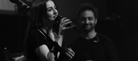 BARCELONA, ESPAÑA – ABRIL 23. Gemma Humet durante el concierto de Els amics de les arts (primer pase 18 hrs) como parte de Guitar BCN en la Barts el 23 de abril de 2021 en Barcelona, España. (Foto por Fernando Pérez)