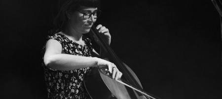 BARCELONA, ESPAÑA – ABRIL 23. Maria de Palol acompaña con el chelo a Els amics de les arts en concierto (primer pase 18 hrs) como parte de Guitar BCN en la Barts el 23 de abril de 2021 en Barcelona, España. (Foto por Fernando Pérez)