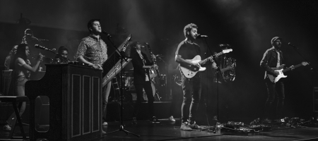 BARCELONA, ESPAÑA – ABRIL 23. Els amics de les arts y Balkan Paradise Orchestra en concierto (primer pase 18 hrs) como parte de Guitar BCN en la Barts el 23 de abril de 2021 en Barcelona, España. (Foto por Fernando Pérez)