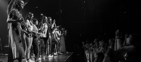 BARCELONA, ESPAÑA – ABRIL 23. Els amics de les arts, junto a Gemma Humet y Balkan Paradise Orchestra al finalizar el concierto (primer pase 18 hrs) como parte de Guitar BCN en la Barts el 23 de abril de 2021 en Barcelona, España. (Foto por Fernando Pérez)