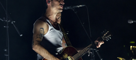 BARCELONA, ESPAÑA – ABRIL 28. David Ruiz (voz y guitarra) de La Maravillosa Orquesta del Alcohol (La MODA) en concierto (primer pase 18 hrs) como parte de Guitar BCN en la Barts el 28 de abril de 2021 en Barcelona, España. (Foto por Fernando Pérez)