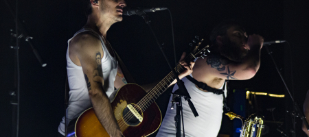 BARCELONA, ESPAÑA – ABRIL 28. David Ruiz (voz y guitarra) y Alvar de Pablo (en segundo plano) de La Maravillosa Orquesta del Alcohol (La MODA) en concierto (primer pase 18 hrs) como parte de Guitar BCN en la Barts el 28 de abril de 2021 en Barcelona, España. (Foto por Fernando Pérez)