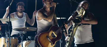 BARCELONA, ESPAÑA – ABRIL 28. Caleb Melguizo (Bateria), David Ruiz (Voz, guitarra) y Alvar de Pablo (Saxofón) de La Maravillosa Orquesta del Alcohol (La MODA) en concierto (primer pase 18 hrs) como parte de Guitar BCN en la Barts el 28 de abril de 2021 en Barcelona, España. (Foto por Fernando Pérez)