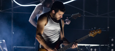 BARCELONA, ESPAÑA – ABRIL 28. Jorge Juan Mariscal (bajo) y Jacobo Naya (segundo plano) de La Maravillosa Orquesta del Alcohol (La MODA) en concierto (primer pase 18 hrs) como parte de Guitar BCN en la Barts el 28 de abril de 2021 en Barcelona, España. (Foto por Fernando Pérez)