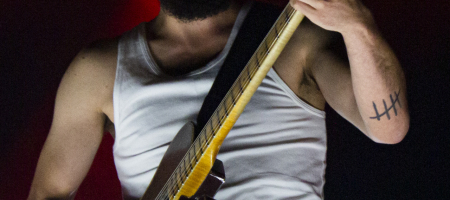 BARCELONA, ESPAÑA – ABRIL 28. Nacho Mur (Guitarra) de La Maravillosa Orquesta del Alcohol (La MODA) en concierto (primer pase 18 hrs) como parte de Guitar BCN en la Barts el 28 de abril de 2021 en Barcelona, España. (Foto por Fernando Pérez)