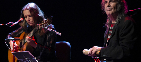 BARCELONA, ESPAÑA – ABRIL 16. Pep Pascual (Percusiones) e Isabelle Laudenbach (Guitarra española) durante el concierto de Maria Rodés presentando Lilith en le Centre Aresà Tradicionàrius el 16 de abril de 2021 en Barcelona, España. (Foto por Fernando Pérez)