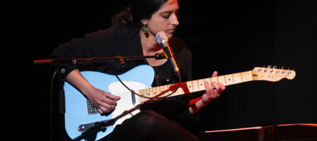 BARCELONA, ESPAÑA – ABRIL 16. Marina Tomás (Guitarra eléctrica) durante el concierto de Maria Rodés presentando Lilith en le Centre Aresà Tradicionàrius el 16 de abril de 2021 en Barcelona, España. (Foto por Fernando Pérez)