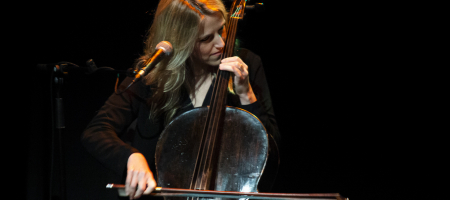 BARCELONA, ESPAÑA – ABRIL 16. Marta Roma (Violonchelo) durante el concierto de Maria Rodés presentando Lilith en le Centre Aresà Tradicionàrius el 16 de abril de 2021 en Barcelona, España. (Foto por Fernando Pérez)