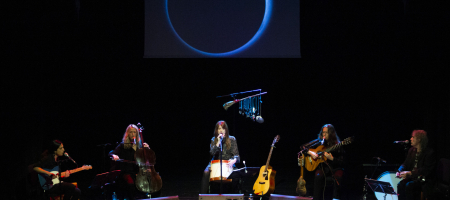 BARCELONA, ESPAÑA – ABRIL 16. Maria Rodés en concierto presentando Lilith en le Centre Aresà Tradicionàrius el 16 de abril de 2021 en Barcelona, España. (Foto por Fernando Pérez) Maria Rodés Barcelona