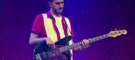 BARCELONA, ESPAÑA – MAYO 29. Pedro Campos (Bajo) de El Kanka en concierto (1er pase) como parte del Guitar BCN en la Barts el 29 de mayo de 2021 en Barcelona, España. (Foto por Fernando Pérez)