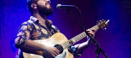 BARCELONA, ESPAÑA – MAYO 29. Álvaro Ruiz (Guitarra) de El Kanka en concierto (1er pase) como parte del Guitar BCN en la Barts el 29 de mayo de 2021 en Barcelona, España. (Foto por Fernando Pérez)