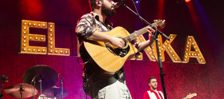 BARCELONA, ESPAÑA – MAYO 29. Álvaro Ruiz (Guitarra) de El Kanka en concierto (1er pase) como parte del Guitar BCN en la Barts el 29 de mayo de 2021 en Barcelona, España. (Foto por Fernando Pérez)