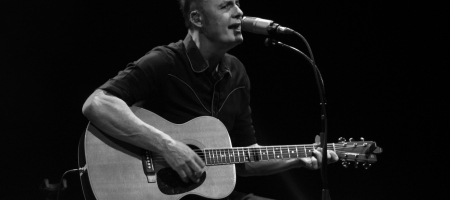 BARCELONA, ESPAÑA – MAYO 20. Ricardo Ruipérez de M-Clan en el primer pase de la banda como parte del Guitar BCN en la Barts el 20 mayo de 2021 en Barcelona, España. (Foto por Fernando Pérez)