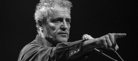 BARCELONA, ESPAÑA – MAYO 20. Carlos Tarque de M-Clan en el primer pase de la banda como parte del Guitar BCN en la Barts el 20 mayo de 2021 en Barcelona, España. (Foto por Fernando Pérez)