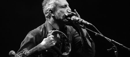 BARCELONA, ESPAÑA – MAYO 20. Carlos Tarque de M-Clan en el primer pase de la banda como parte del Guitar BCN en la Barts el 20 mayo de 2021 en Barcelona, España. (Foto por Fernando Pérez)