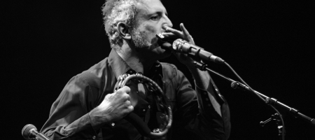 BARCELONA, ESPAÑA – MAYO 20. Carlos Tarque de M-Clan en el primer pase de la banda como parte del Guitar BCN en la Barts el 20 mayo de 2021 en Barcelona, España. (Foto por Fernando Pérez)