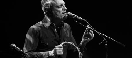 BARCELONA, ESPAÑA – MAYO 20. Carlos Tarque de M-Clan en el primer pase de la banda como parte del Guitar BCN en la Barts el 20 mayo de 2021 en Barcelona, España. (Foto por Fernando Pérez)