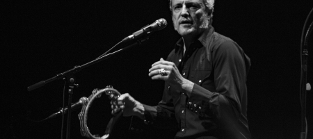 BARCELONA, ESPAÑA – MAYO 20. Carlos Tarque de M-Clan en el primer pase de la banda como parte del Guitar BCN en la Barts el 20 mayo de 2021 en Barcelona, España. (Foto por Fernando Pérez)