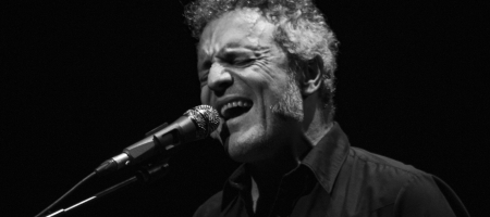 BARCELONA, ESPAÑA – MAYO 20. Carlos Tarque de M-Clan en el primer pase de la banda como parte del Guitar BCN en la Barts el 20 mayo de 2021 en Barcelona, España. (Foto por Fernando Pérez)