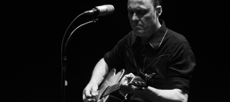 BARCELONA, ESPAÑA – MAYO 20. Ricardo Ruipérez de M-Clan en el primer pase de la banda como parte del Guitar BCN en la Barts el 20 mayo de 2021 en Barcelona, España. (Foto por Fernando Pérez)