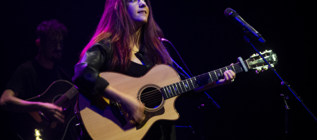 BARCELONA, ESPAÑA – MAYO 14. Marta Soto en concierto como parte del Guitar BCN en la Barts el 14 mayo de 2021 en Barcelona, España. (Foto por Fernando Pérez)
