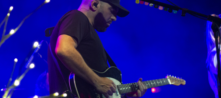 BARCELONA, ESPAÑA – JUNIO 11. Pablo Cebrian (Guitarra) durante el concierto de Conchita en la Sala Apolo el 11 de junio de 2021 en Barcelona, España. (Foto por Fernando Pérez)