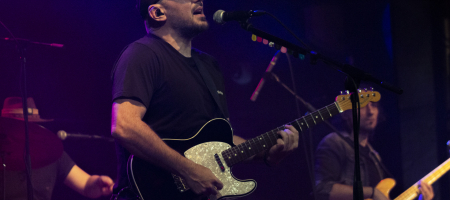 BARCELONA, ESPAÑA – JUNIO 11. Pablo Cebrian (Guitarra) durante el concierto de Conchita en la Sala Apolo el 11 de junio de 2021 en Barcelona, España. (Foto por Fernando Pérez)