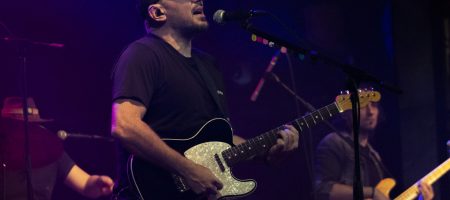 BARCELONA, ESPAÑA – JUNIO 11. Pablo Cebrian (Guitarra) durante el concierto de Conchita en la Sala Apolo el 11 de junio de 2021 en Barcelona, España. (Foto por Fernando Pérez)