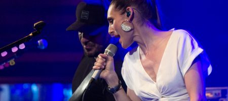 BARCELONA, ESPAÑA – JUNIO 11. Conchita y Pablo Cebrian (Guitarra) en concierto en la Sala Apolo el 11 de junio de 2021 en Barcelona, España. (Foto por Fernando Pérez)